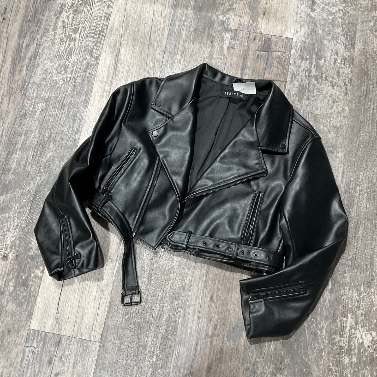 Lioness Outerwear Size Small