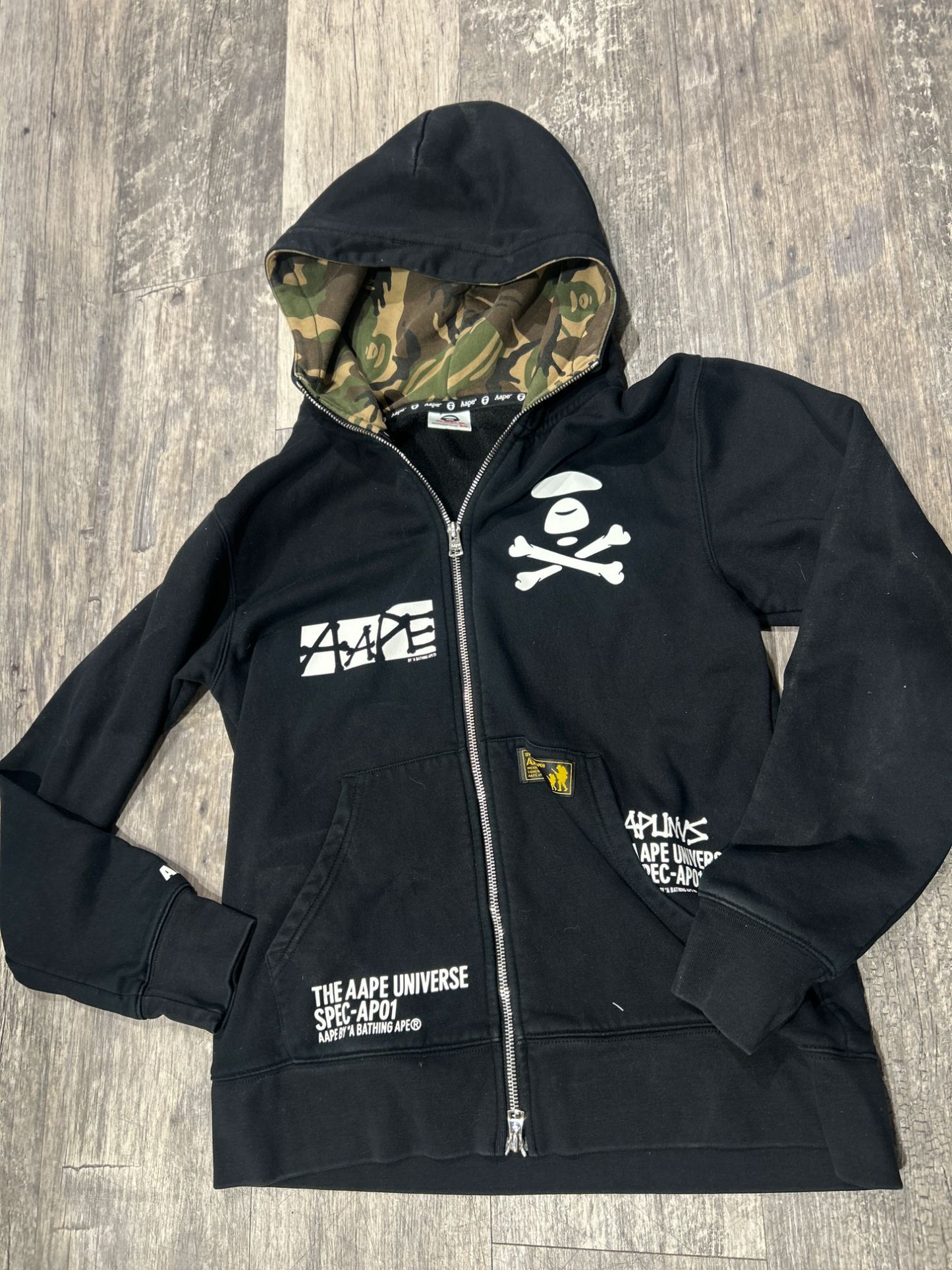 A Bathing Ape Sweater Size Medium